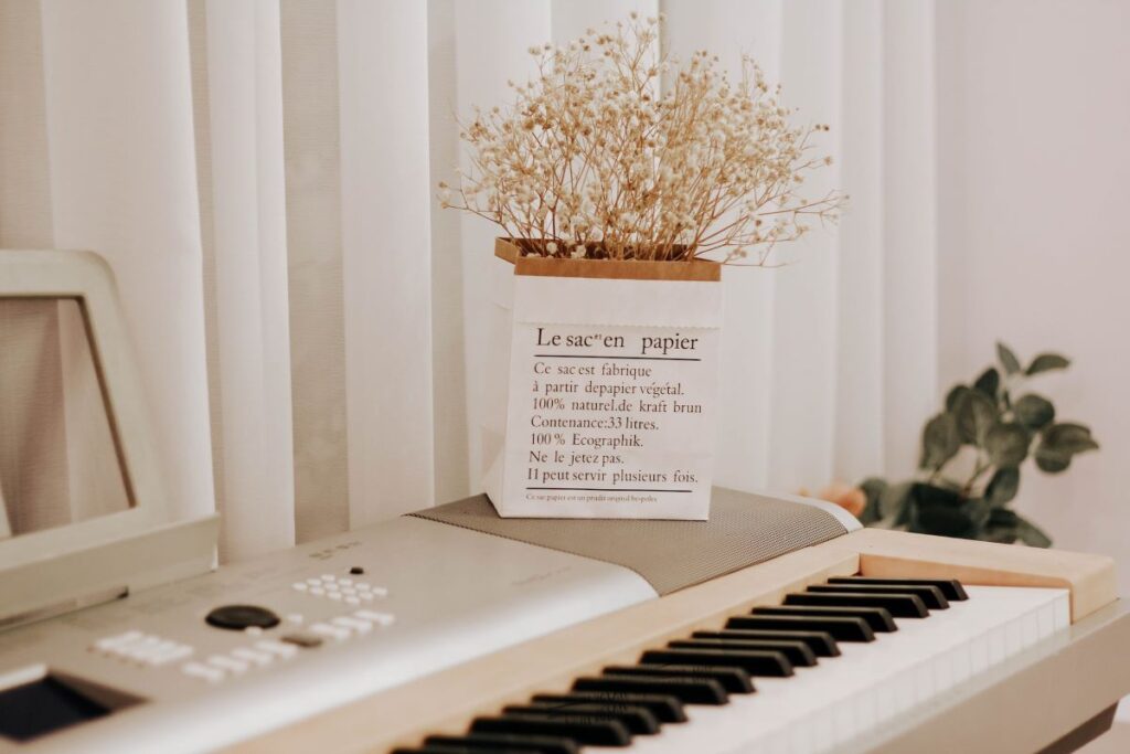 白い電子ピアノ